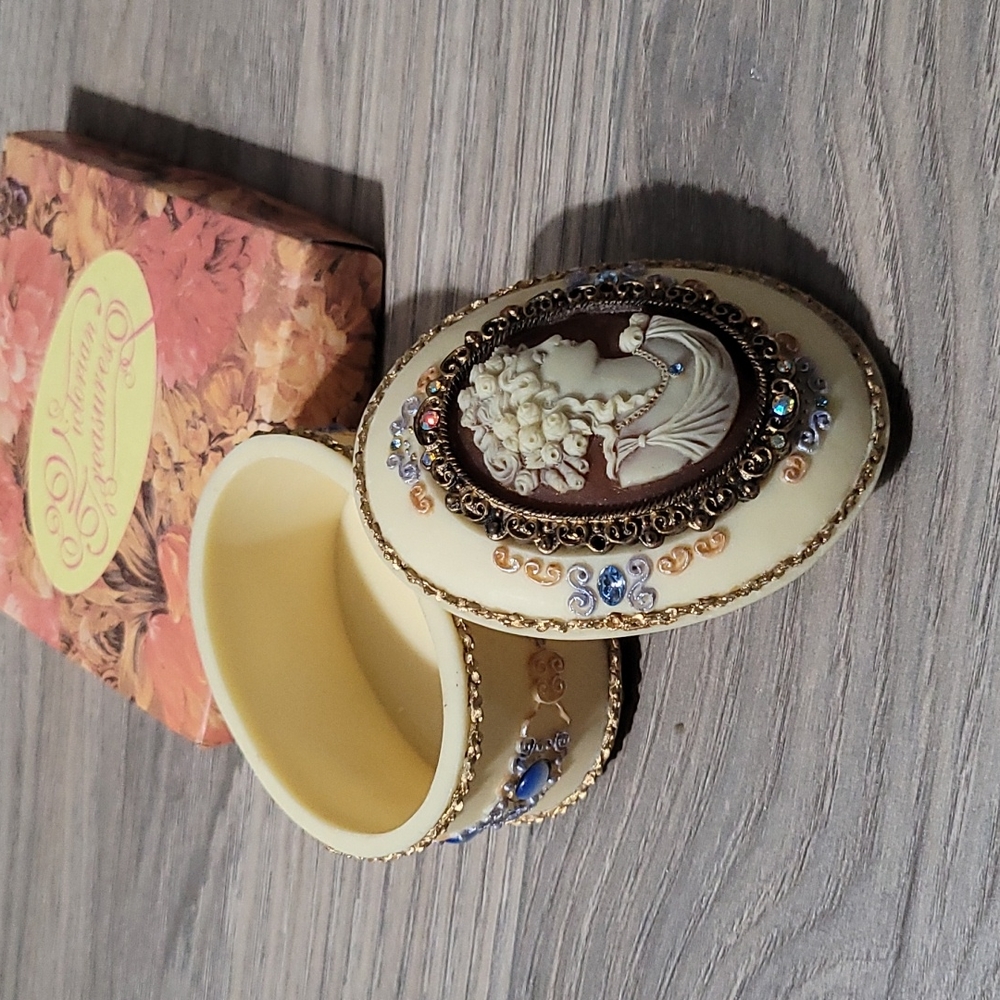 Vintage 2000 Victorian Treasures Cameo Jewelry Trinket Box collectible Y2K